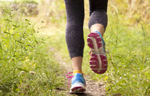 Kalorien verbrennen – Joggerin im Gras