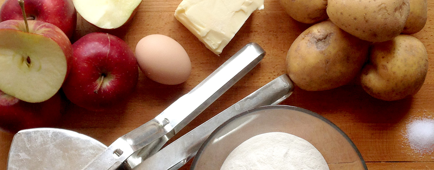 Apfelmaultaschen – Zutaten für Apfelmaultaschen auf einem Brett