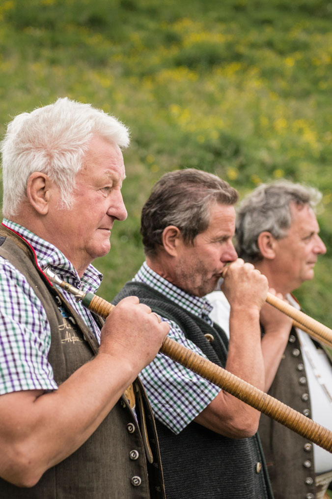 Hundstoa-Ranggeln – Drei Alphornbläser mit Instrumenten