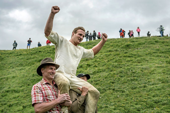 Hundstoa-Ranggeln – Der Sieger Christoph Mayer jubelt