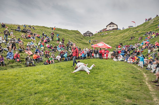 Hundstoa-Ranggeln – Die Naturarena im Freien mit zwei Rangglern, Schiedsrichter und Zuschauer