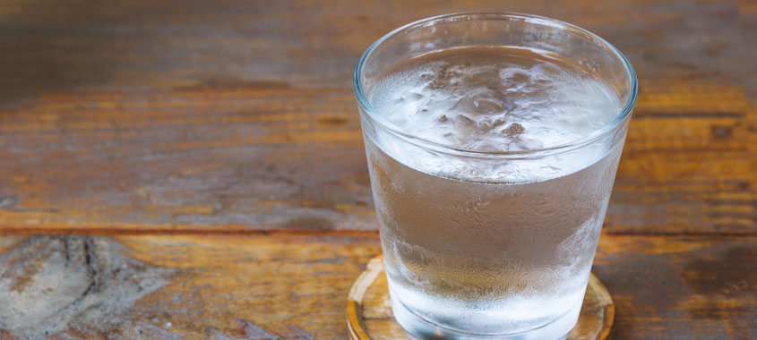 Sommerbeschwerden: Wasserglas auf einem Tisch